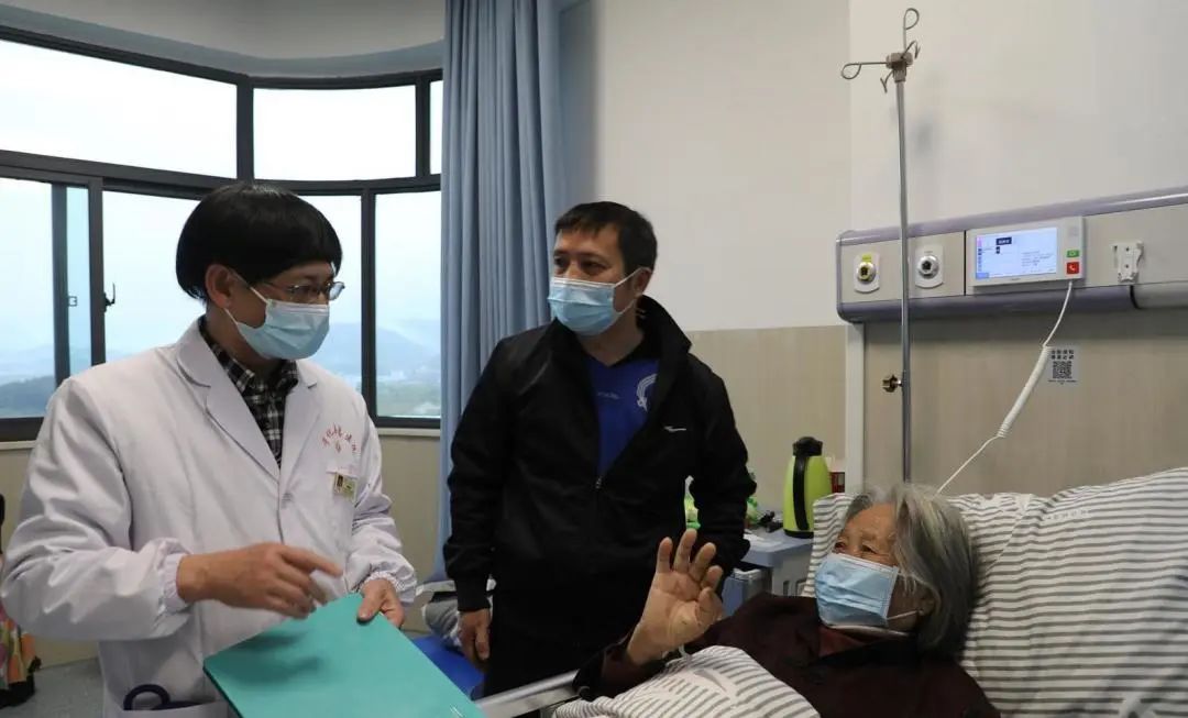在宁化县总医院，患者对医生的救治表示感谢。