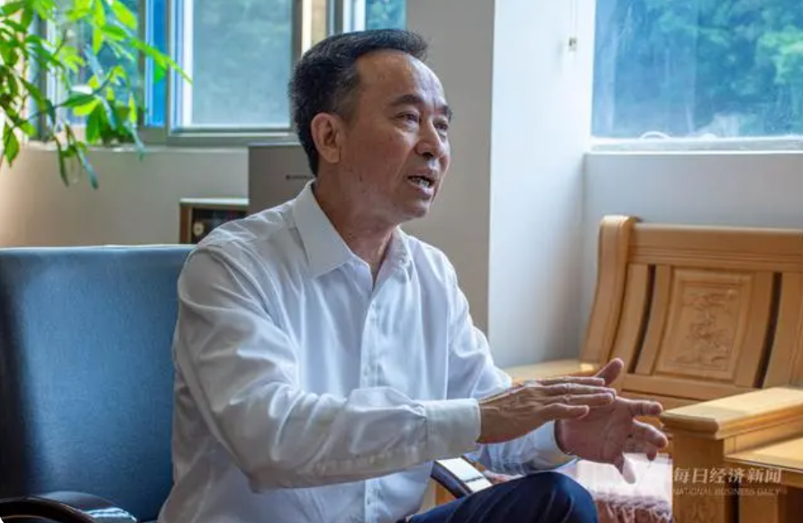 金豆公司之三明市人大常委会主任詹积富接受《每日经济新闻》记者采访照片