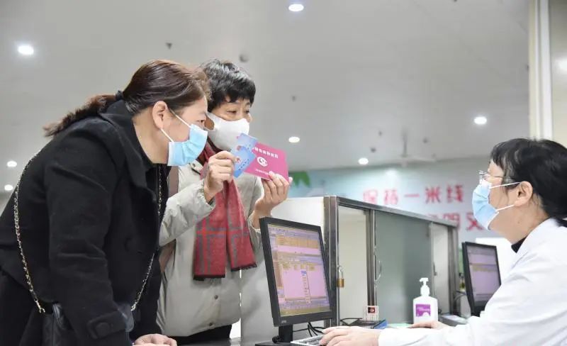 在沙县区总医院，患者正在咨询医保报销问题